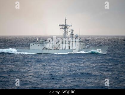 190711-N-CO982-1094 Coral Sea (11 juillet 2019) La Marine royale australienne de la classe Adélaïde frégate lance-missiles HMAS Melbourne (FFG 05) formation en manœuvres au cours de Sabre 2019 Talisman. Talisman Saber 2019 illustre la proximité de l'alliance des États-Unis et d'Australie et de la force de l'armée à militaires relation. C'est la huitième édition de cet exercice. (U.S. Photo par marine Spécialiste de la communication de masse 2e classe John Harris/libérés) Banque D'Images