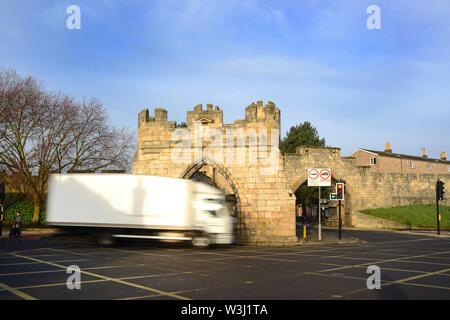 Le trafic passant walmgate bar médiéval datant du 12ème siècle york yorkshire royaume uni Banque D'Images