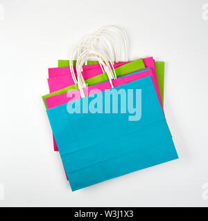 Multi-couleur rectangulaire sacs papier avec des poignées sur un fond blanc, télévision lay Banque D'Images