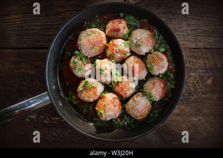 Des boulettes de viande en sauce tomate aigre-doux sur la table rustique. Vue d'en haut Banque D'Images