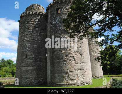 Nunney Castle, Somerset, Angleterre. Forteresse du xive siècle dans un cadre idyllique village anglais. Banque D'Images