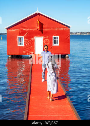 L'emblématique Crawley Boatshed Edge sur la rivière Swan enveloppée de rouge pour commémorer la visite de Manchester United à Perth en Australie occidentale. Banque D'Images