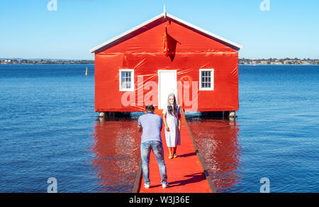 L'emblématique Crawley Boatshed Edge sur la rivière Swan enveloppée de rouge pour commémorer la visite de Manchester United à Perth en Australie occidentale. Banque D'Images