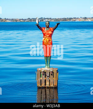 La célèbre statue de bronze Eliza sur la rivière Swan enveloppée de rouge pour commémorer la visite de Manchester United à Perth en Australie occidentale. Banque D'Images