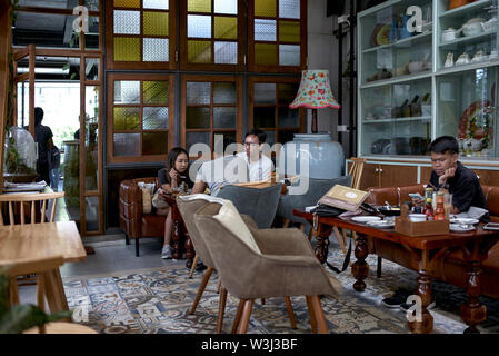 Intérieur boutique restaurant avec jeunes asiatiques manger à l'intérieur. Thaïlande Asie du Sud-est Banque D'Images