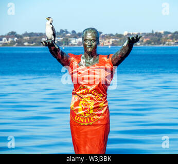 La célèbre statue de bronze Eliza sur la rivière Swan enveloppée de rouge pour commémorer la visite de Manchester United à Perth en Australie occidentale. Banque D'Images