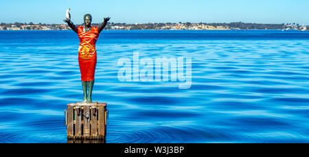 La célèbre statue de bronze Eliza sur la rivière Swan enveloppée de rouge pour commémorer la visite de Manchester United à Perth en Australie occidentale. Banque D'Images