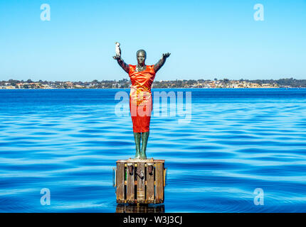 La célèbre statue de bronze Eliza sur la rivière Swan enveloppée de rouge pour commémorer la visite de Manchester United à Perth en Australie occidentale. Banque D'Images