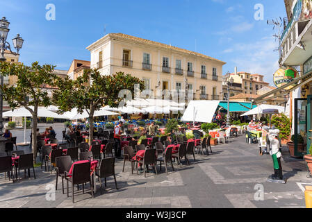 Pizzo, Calabre, Italie - 10 septembre 2016 : les touristes visiter restaurants dans un centre-ville pittoresque de Pizzo, au sud de l'Italie Banque D'Images