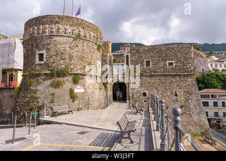 Pizzo, Italie - 10 septembre 2016 : Avis de Castello Murat, construit par les Aragonais au 15ème siècle, dans lequel Joachim Murat, ex-roi de Naples, a été Banque D'Images