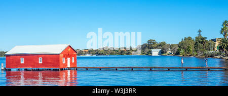 L'emblématique Crawley Boatshed Edge sur la rivière Swan enveloppée de rouge pour commémorer la visite de Manchester United à Perth en Australie occidentale. Banque D'Images