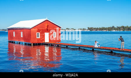 L'emblématique Crawley Boatshed Edge sur la rivière Swan enveloppée de rouge pour commémorer la visite de Manchester United à Perth en Australie occidentale. Banque D'Images