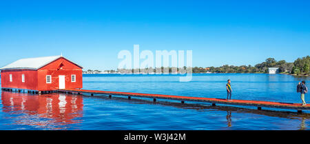 L'emblématique Crawley Boatshed Edge sur la rivière Swan enveloppée de rouge pour commémorer la visite de Manchester United à Perth en Australie occidentale. Banque D'Images