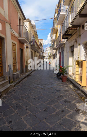 Vue sur ruelle pittoresque dans la ville de Pizzo, Calabre, Italie Banque D'Images