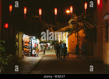 Rue de l'ancienne ville de Hoi An dans la nuit Banque D'Images