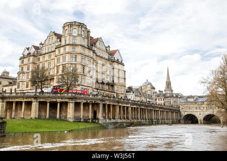 Avis de Kennet and Avon Canal, Somerset montrant bridge et Weir Banque D'Images