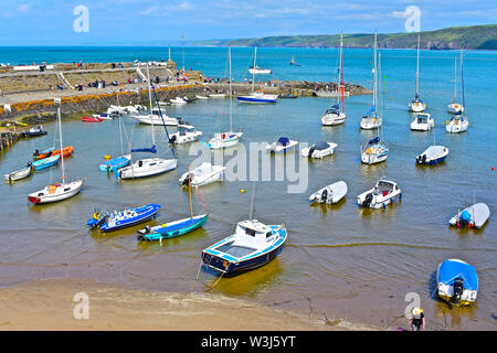 Une jolie vue plongeante sur la magnifique petit port de pêche de Newquay en W.Galles.Aujourd'hui principalement utilisé pour les bateaux de plaisance c'est une destination touristique populaire. Banque D'Images