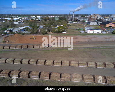 Antenne d'Millaquin Sucrerie et distillerie de rhum de Bundaberg sur les rives de la rivière Burnett Australie Queensland Bundaberg Banque D'Images