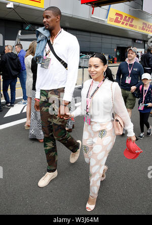 L'ancien joueur NBA Chris Bosh (à gauche) et sa femme Adrienne Williams Bosh avant le Grand Prix de Grande-Bretagne à Silverstone, Towcester. ASSOCIATION DE PRESSE Photo. Photo date : dimanche 14 juillet 2019. Voir l'histoire de la PA AUTO. Crédit photo doit se lire : Martin Rickett/PA Wire. RESTRICTIONS : un usage éditorial uniquement. L'utilisation commerciale avec au préalable le consentement d'équipes. Banque D'Images