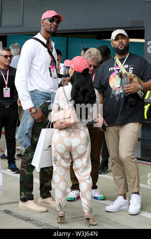 L'ancien joueur NBA Chris Bosh marche le long de la voie des stands avec sa femme Adrienne Williams Bosh après le Grand Prix de Grande-Bretagne à Silverstone, Towcester. ASSOCIATION DE PRESSE Photo. Photo date : dimanche 14 juillet 2019. Voir l'histoire de la PA AUTO. Crédit photo doit se lire : Martin Rickett/PA Wire. RESTRICTIONS : un usage éditorial uniquement. L'utilisation commerciale avec au préalable le consentement d'équipes. Banque D'Images