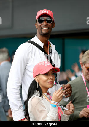 L'ancien joueur NBA Chris Bosh marche le long de la voie des stands avec sa femme Adrienne Williams Bosh après le Grand Prix de Grande-Bretagne à Silverstone, Towcester. ASSOCIATION DE PRESSE Photo. Photo date : dimanche 14 juillet 2019. Voir l'histoire de la PA AUTO. Crédit photo doit se lire : Martin Rickett/PA Wire. RESTRICTIONS : un usage éditorial uniquement. L'utilisation commerciale avec au préalable le consentement d'équipes. Banque D'Images