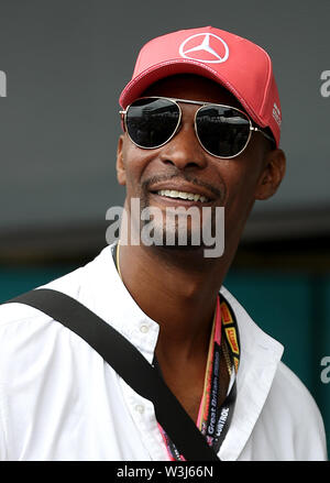 L'ancien joueur NBA Chris Bosh marche le long de la voie des stands après le Grand Prix de Grande-Bretagne à Silverstone, Towcester. ASSOCIATION DE PRESSE Photo. Photo date : dimanche 14 juillet 2019. Voir l'histoire de la PA AUTO. Crédit photo doit se lire : Martin Rickett/PA Wire. RESTRICTIONS : un usage éditorial uniquement. L'utilisation commerciale avec au préalable le consentement d'équipes. Banque D'Images