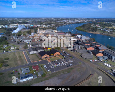 Antenne d'Millaquin Sucrerie et distillerie de rhum de Bundaberg sur les rives de la rivière Burnett Australie Queensland Bundaberg Banque D'Images