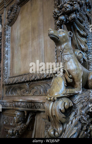 FRANCE - LE MOUTIER D'AHUN CREUSE - SITE CLUNISIEN - X siècle Eglise romane et gothique en Limousin - BOIS TRAVAIL RÉALISÉ PAR SIMON BAUER AU XVIII siècle - SAINT ROCH STATUE FAIT PAR CHALUMEAU ET MARSALLON - 1997 L'HISTOIRE DE FRANCE ET DE L'ARCHITECTURE - Eglise - Abbaye de CLUNY COMMANDER © Frédéric Beaumont Banque D'Images