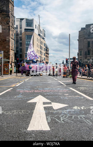 Glasgow, Ecosse, Royaume-Uni. 15 Juillet 2019 : Extinction rébellion bloquer l'une des routes principales dans le centre-ville de Glasgow avec un bateau. Banque D'Images