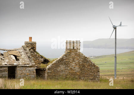Une éolienne sur croft avec Rousay, îles Orkney, Ecosse, Royaume-Uni. Banque D'Images