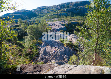 Les touristes sur leur chemin vers le haut de la célèbre rocher Pulpit. L'Pulpit Rock ou prédicateur du Président est une attraction touristique dans la municipalité de Dale i Sunnfjord Banque D'Images