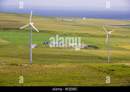 Une ferme avec des éoliennes sur les îles Orkney, Rousay, Ecosse, Royaume-Uni. Banque D'Images