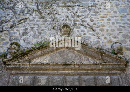 FRANCE - LE MOUTIER D'AHUN CREUSE - SITE CLUNISIEN - X siècle Eglise romane et gothique en Limousin - BOIS TRAVAIL RÉALISÉ PAR SIMON BAUER AU XVIII siècle - SAINT ROCH STATUE FAIT PAR CHALUMEAU ET MARSALLON - 1997 L'HISTOIRE DE FRANCE ET DE L'ARCHITECTURE - Eglise - Abbaye de CLUNY COMMANDER © Frédéric Beaumont Banque D'Images