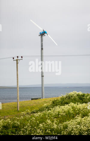 Une éolienne sur lame double Rousay, îles Orkney, Ecosse, Royaume-Uni. Banque D'Images