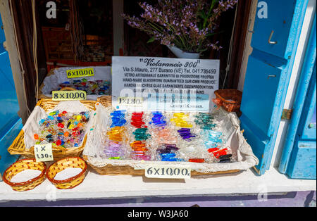 Affichage des pierres précieuses et verre coloré pour vente comme souvenirs touristiques dans un magasin de souvenirs en bordure de Burano, une petite île de la lagune de Venise Banque D'Images