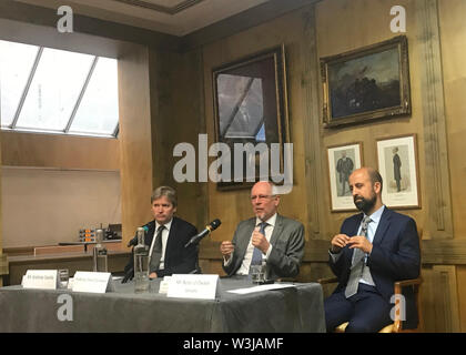 Le professeur David Dunaway (centre) et pédiatriques neurochirurgien Noor ul Owase Jeelani (droite), s'exprimant au cours de l'Untwined Gemini lancement de bienfaisance, comme la séparation réussie de jumeaux siamois par une équipe britannique contribuera à rétablir la réputation mondiale comme des divisions au Brexit prévaloir, l'un des chirurgiens a dit. Banque D'Images