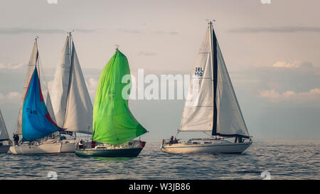 La voile ensemble. Groupe de voiliers naviguant dans une entreprise. Juste avant la ligne de départ de course. Banque D'Images