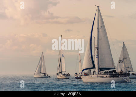 La voile ensemble. Groupe de voiliers naviguant dans une entreprise. Juste avant la ligne de départ de course. Banque D'Images