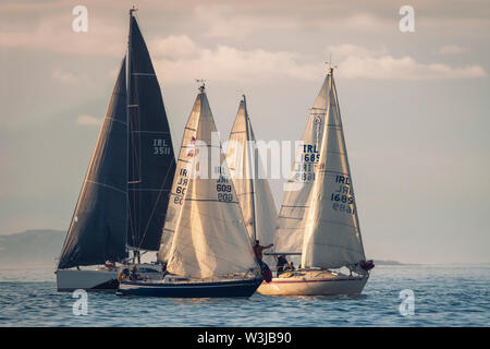 La voile ensemble. Groupe de voiliers naviguant dans une entreprise. Juste avant la ligne de départ de course. Banque D'Images