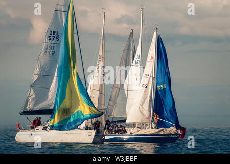 La voile ensemble. Groupe de voiliers naviguant dans une entreprise. Juste avant la ligne de départ de course. Banque D'Images