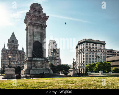 Syracuse, New York, USA. Le 12 juillet 2019. Avis de Clinton Square, au centre-ville de Syracuse, NY, à l'est, avec le soldat et le monument du Marin foref Banque D'Images