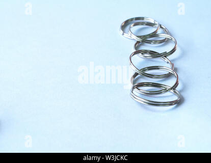 Boucle en acier inoxydable pour fixation sur le fond blanc Banque D'Images