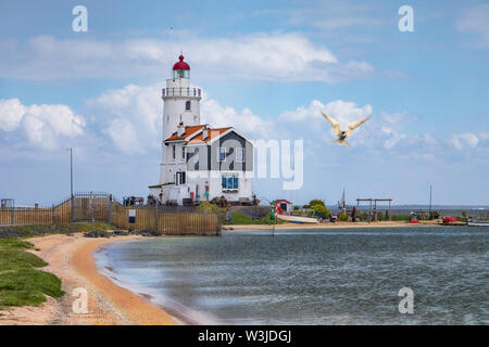 Le phare de Marken, une petite île de la mer du Nord aux Pays-Bas Banque D'Images