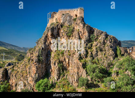 Château médiéval en ruine en haut rock à Lanjaron, Las Alpujarras, province de Grenade, Andalousie, Espagne Banque D'Images