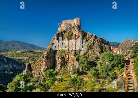Château médiéval en ruine en haut rock à Lanjaron, Las Alpujarras, province de Grenade, Andalousie, Espagne Banque D'Images