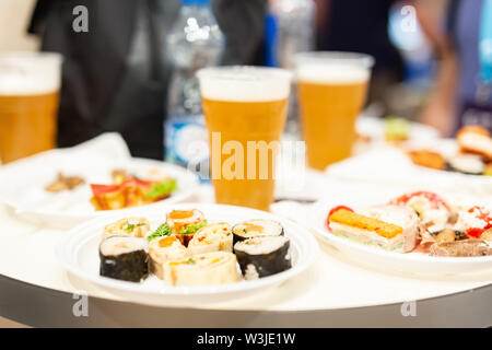 Près de la nourriture et de la bière sur la table. Concept restauration buffet de collations. Banque D'Images