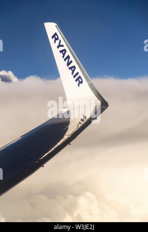 MEMMINGEN, ALLEMAGNE - le 6 juillet 2019 : Ryanair compagnie low-cost irlandaise Boeing 737 pendant le vol de l'aile avec fond de ciel nuageux, le 6 juillet 2019 à Memmingen Banque D'Images