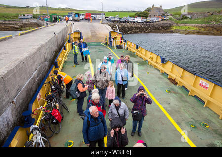 Les passagers du traversier à Rousay à Tingwall, Orkney, Scotland, UK. Banque D'Images