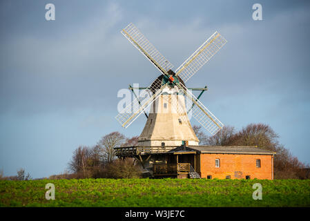 Dans la nature ouverte dans un champ est un moulin à vent Banque D'Images