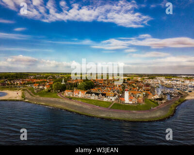 Vue aérienne d'Urk avec son phare d'une petite ville de l'IJsselmeer Banque D'Images